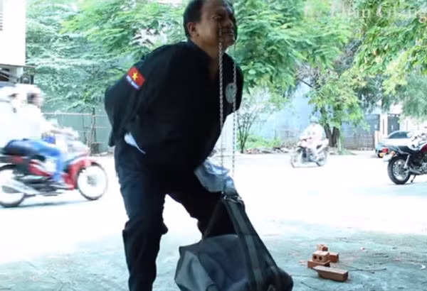 Võ sư Kim Tuấn biểu diễn màn mắt gánh đồ vật.