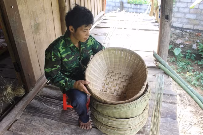 Anh Vương Văn Côn (29 tuổi), ở xóm Lạn Dưới, xã Đoài Khôn, là một trong ít người trẻ tuổi còn theo nghề đan lát của tổ tiên.