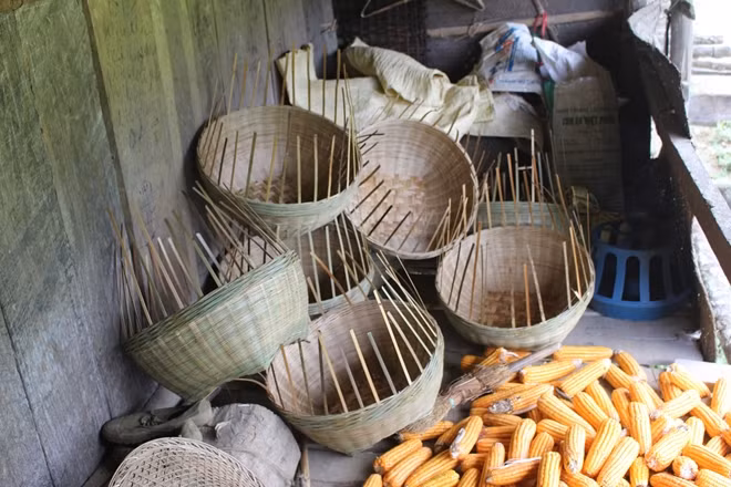 Những chiếc lò đang trong quá trình hoàn thiện để đem ra chợ phiên bán.