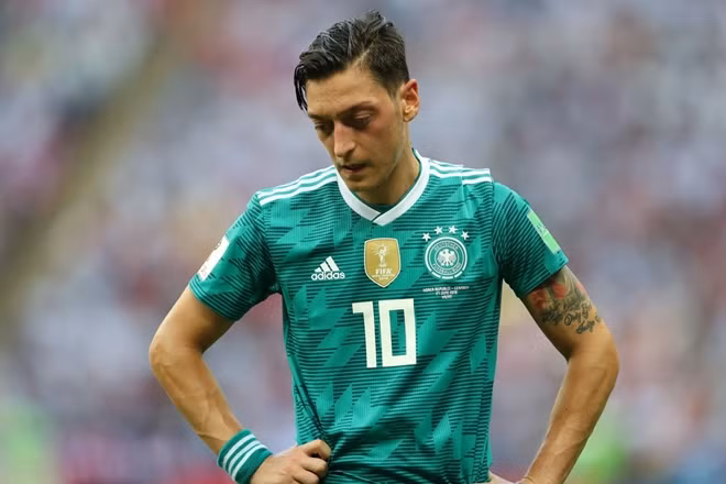 Ozil chia tay đội tuyển Đức sau World Cup.