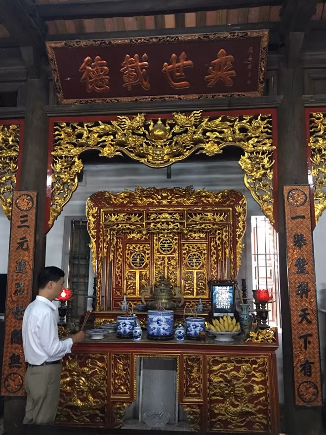 Anh Trần Văn Đức thắp hương.