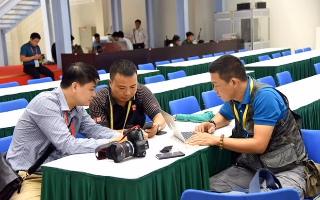 Ảnh minh họa: Các nhà báo đang tác nghiệp.