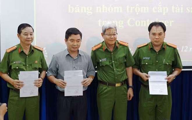 Đại tá Lê Ngọc Phương - Phó Cục trưởng Cục Cảnh sát hình sự trao thưởng cho các thành viên trong Ban chuyên án.