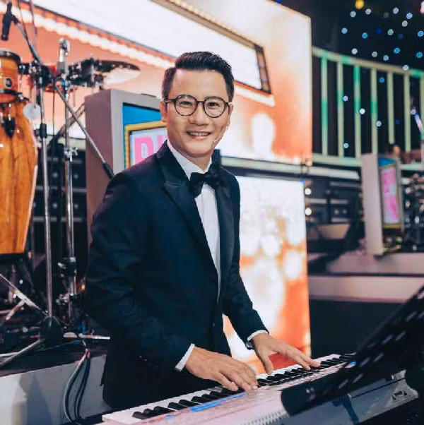 Ca sỹ Hoàng Bách cho rằng, nhiều người hỗn hào, bắt chước, ăn cắp... mà vẫn thành “sao”.