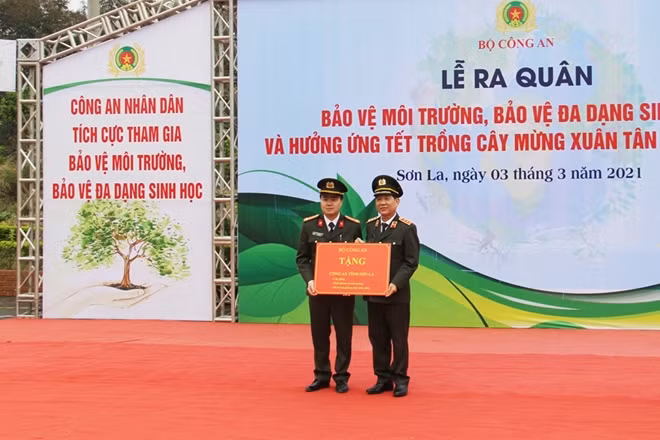 Thượng tướng Nguyễn Văn Sơn, Thứ trưởng Bộ Công an tặng Công an tỉnh Sơn La thiết bị bảo vệ môi trường và đồ bảo hộ phòng cháy chữa cháy.