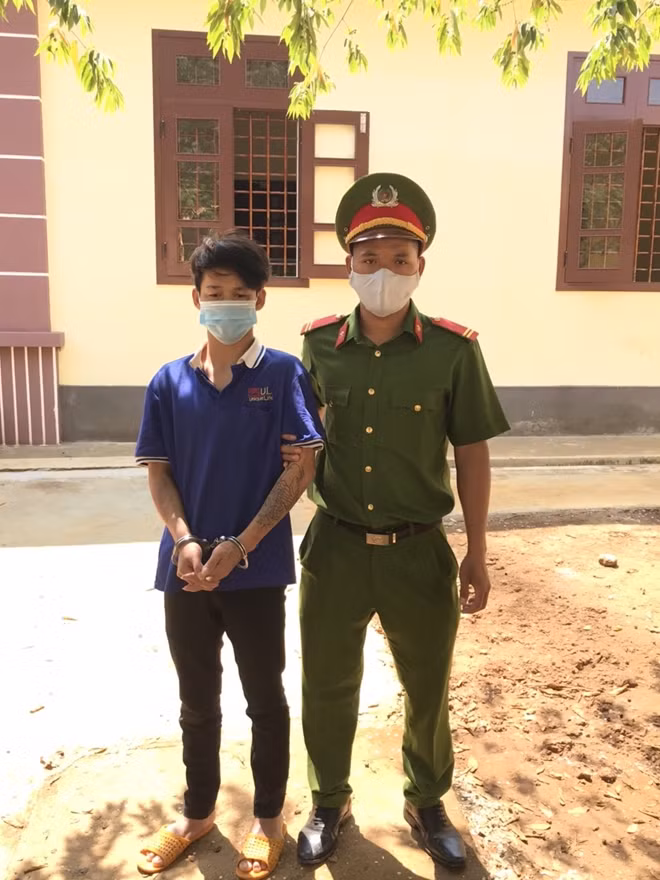 Đối tượng Triệu Tòn Nải (trái) tại cơ quan Công an.