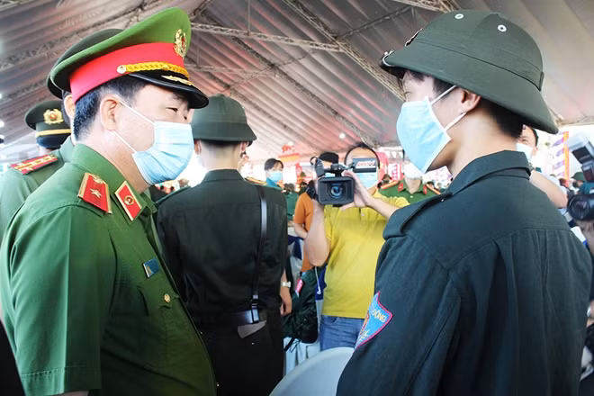 Đồng chí Thứ trưởng Lê Quốc Hùng thăm hỏi, động viên các tân binh.
