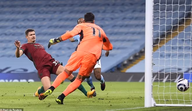 Tình huống Leandro Dendoncker của Wolves đá phản lưới nhà đem về bàn mở tỷ số cho Man City.