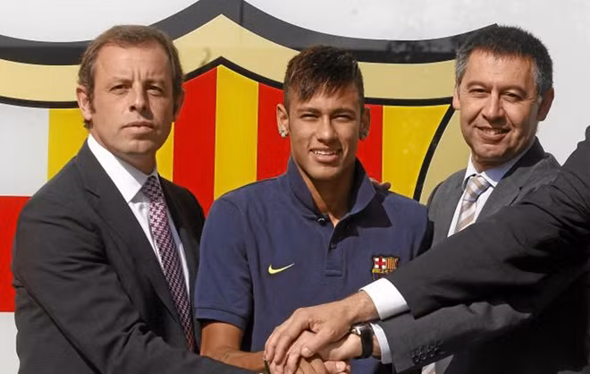 Sandro Rosell và người kế nhiệm Josep Bartomeu đều bị cảnh sát bắt giữ.
