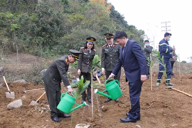 Thứ trưởng Nguyễn Văn Sơn cùng lãnh đạo tỉnh Sơn La trồng cây tại trụ sở Công an tỉnh Sơn La.