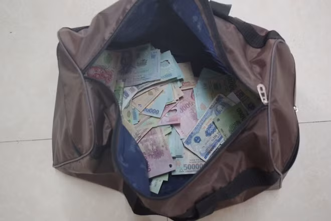 Phú cướp được số tiền gần 400 triệu đồng bỏ vào túi xách.