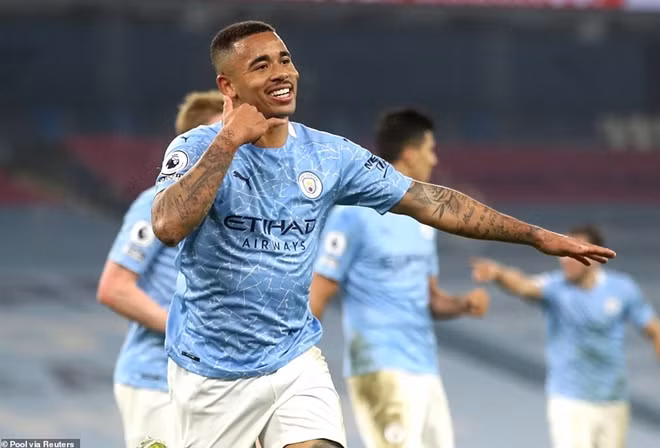 Gabriel Jesus ăn mừng bàn thắng ấn định tỷ số 4-1 giành cho ManCity.