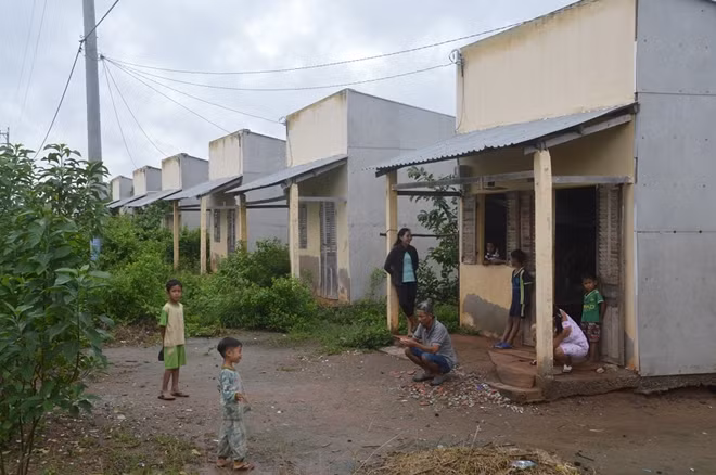 Khu dân cư cho hộ nghèo ấp Trà Sết, xã Vĩnh Hải (thị xã Vĩnh Châu) bị bỏ hoang, cỏ mọc.