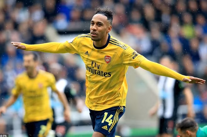 Aubameyang ghi bàn duy nhất giúp Arsenal có chiến thắng đầy nhọc nhằn trong ngày ra quân mùa giải mới.
