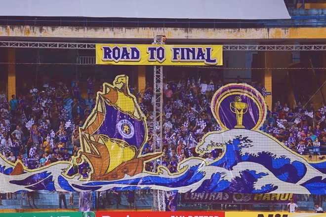 CĐV Hà Nội và thông điệp dành cho đội bóng. Ảnh: HNFC
