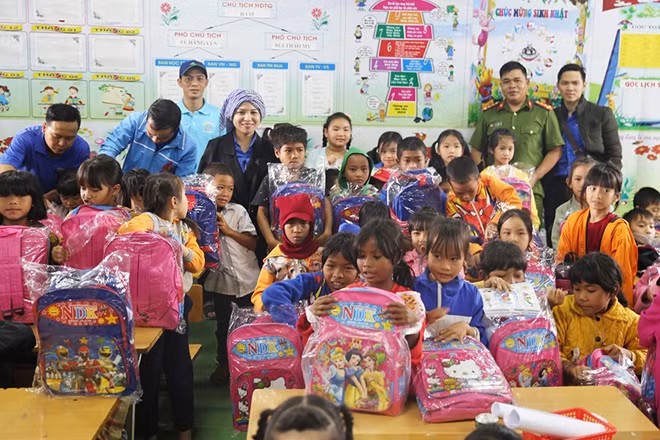 Đoàn công tác tặng quà cho các em học sinh Trường Tiểu học Lê Lợi, xã Đắk Rmăng, huyện Đắk Glong.
