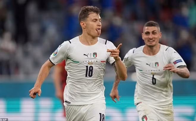 Từ đường chuyền của Verratti, Barella giữ bóng xoay sở khéo léo giữa vòng vây của 3 cái bóng áo đỏ rồi tung ra cú dứt điểm đẳng cấp hạ gục thủ môn Courtois.