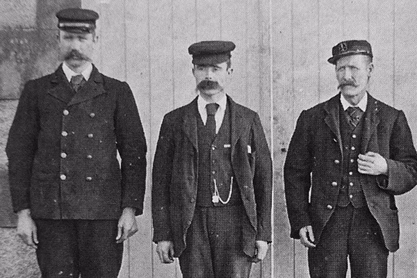 Thomas Marshall, Donald MacArthur và James Ducat bên ngọn hải đăng trên đảo Eileen More.
