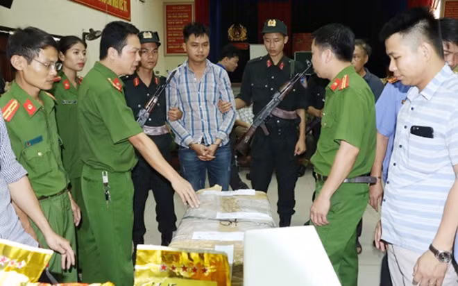 Bắt giữ đối tượng vận chuyển 100 bánh heroin, 640kg ma túy tổng hợp. Bắt giữ đối tượng vận chuyển 100 bánh heroin, 640kg ma túy tổng hợp.