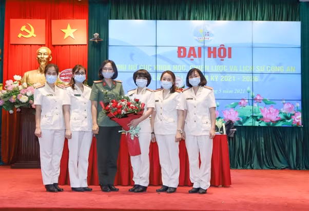 Trung tá Nguyễn Thị Quế, Phó Chủ tịch Hội Phụ nữ Bộ Công an chúc mừng Ban Chấp hành mới.