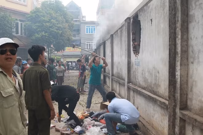 Tuy nhiên ngọn lửa bùng phát quá nhanh, không thể khống chế ngay được nên nhiều người tìm cách sơ tán tài sản. Một phương pháp nhanh nhất là mở đường qua bức tường bao ngoài chợ.