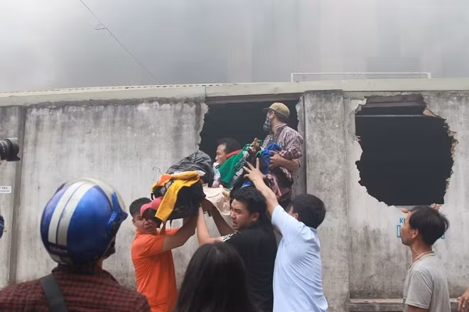 Mọi người cố gắng trong thời gian nhanh nhất có thể chuyển được số hàng hóa nhiều nhất có thể ra khỏi chợ.