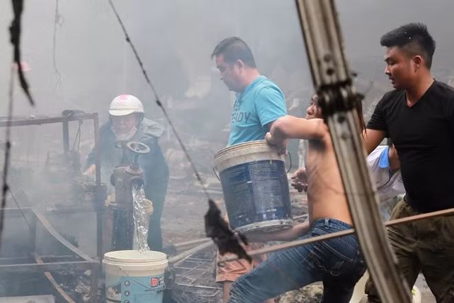 Tất cả đều nỗ lực tối đa cùng lực lượng Cảnh sát PCCC để khống chế ngọn lửa, tuy vậy vẫn có rất nhiều gian hàng bị bà hỏa thiêu rụi và không ít tiểu thương tại đây lâm vào cảnh trắng tay.