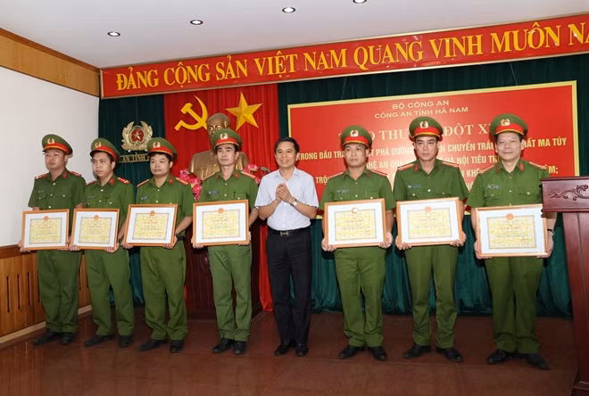 Thiếu tá Lê Văn Hưng (người thứ 3 từ trái sang) nhận Bằng khen của UBND tỉnh vì có thành tích xuất sắc trong công tác đấu tranh, phòng, chống tội phạm.