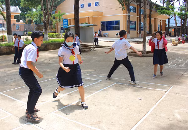 Một số địa phương đã có chương trình giữ gìn văn hóa truyền thống bằng cách đưa trò chơi dân gian vào trường học.