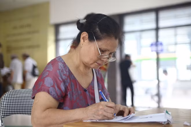 Đi đăng ký làm thẻ miễn phí xe buýt vào hôm nay, bà Nguyễn Thị Ngó ở Bạch Đằng đánh giá đây là một chính sách rất hợp lý. "Đây đúng là sự quan tâm rất có ý nghĩa của thành phố dành cho những người cao tuổi như chúng tôi", bà Ngó cho biết.