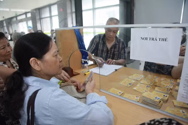 Điểm đặc biệt trong chính sách lần này là đối tượng ưu tiên cũng được mở rộng hơn. Nếu như trước đây chỉ có người có hộ khẩu trên địa bàn Hà Nội mới được ưu tiên thì nay người ngoại tỉnh chỉ cần có xác nhận thường xuyên đi lại trên địa bàn Thủ đô cũng được cấp thẻ.