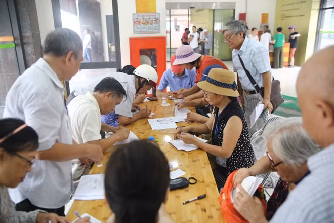 Theo quyết định của UBND Thành phố Hà Nội, Tổng Công ty Vận tải Hà Nội (Transerco) tiến hành cấp thẻ xe buýt miễn phí cho các đối tượng ưu tiên.