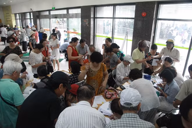 Theo ghi nhận của phóng viên vào ngày hôm nay (26-8), tại Trung tâm Điều hành bến xe Kim Mã (Hà Nội), rất đông người trong diện đã đến làm thủ tục cấp thẻ miễn phí.