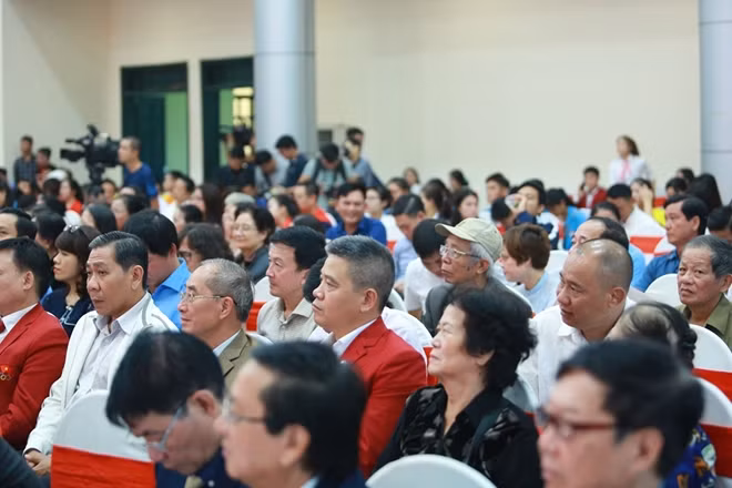 Đông đảo lãnh đạo và cán bộ nhân viên trung tâm qua các thời kỳ cùng nhiều vận động viên tham dự buổi lễ.