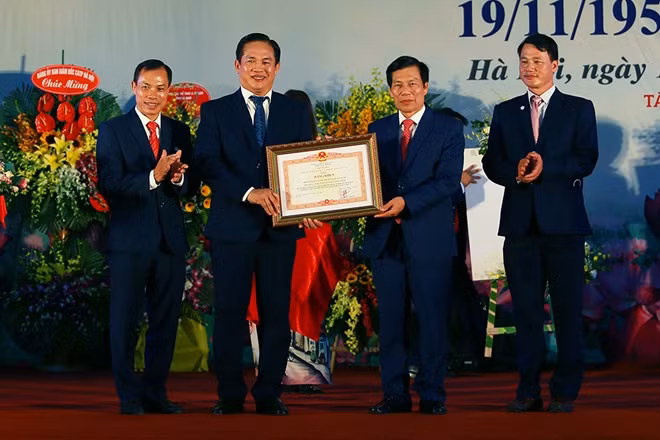 Bộ trưởng Nguyễn Ngọc Thiện trao tặng Bằng khen của Thủ tướng Chính phủ cho Trung tâm Huấn luyện thể thao quốc gia Hà Nội.