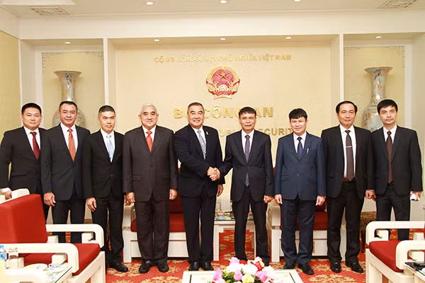 Cục trưởng Trương Văn Thông, ngài Tanitsak Teerasawat và các đại biểu.