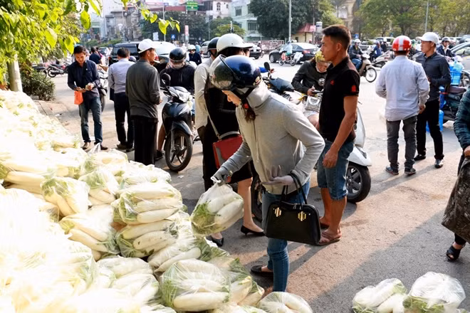 Theo ghi nhận của phóng viên trong chiều 21-3 điểm bán hàng này đã thu hút không ít người qua đường dừng lại mua.