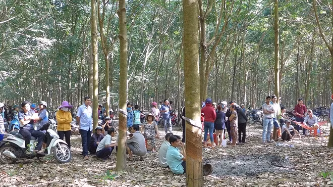 Người dân địa phương theo dõi vụ việc.