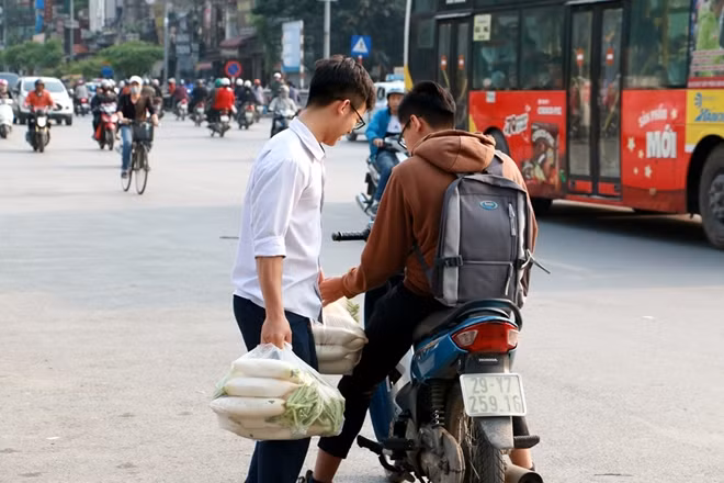 Các điểm bán củ cải thu mua từ xã Tráng Việt, huyện Mê Linh sẽ còn hoạt động thêm vài ngày nữa. Số nông sản mà bà con nông dân vất vả làm ra sẽ được tiêu thụ hết thay vì phải vứt đi .