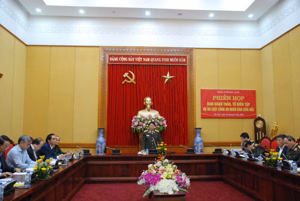 Thứ trưởng Bùi Văn Nam phát biểu tại phiên họp.