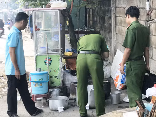Cơ quan Công an khám nghiệm hiện trường.