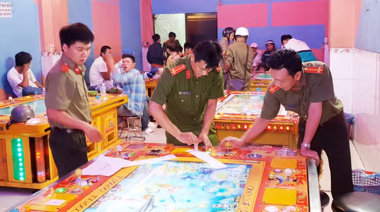Lực lượng Công an kiểm tra một điểm kinh doanh game bắn cá. Ảnh: CTV