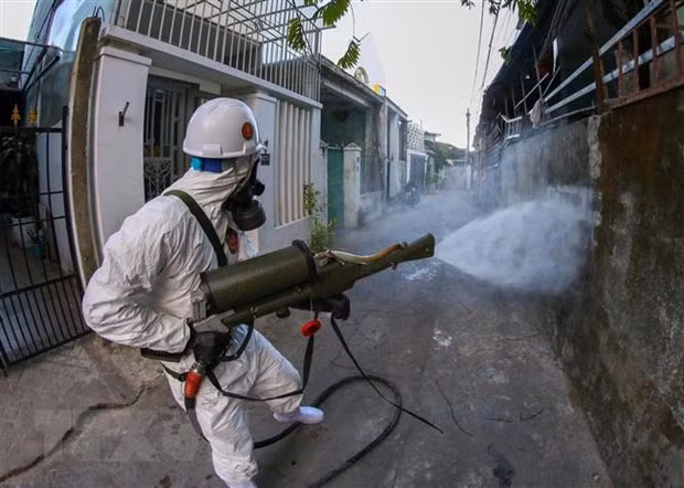 Phun thuốc khử khuẩn các khu vực có nguy cơ cao lây nhiễm COVID-19. Ảnh minh họa. (Ảnh: Trần Lê Lâm/TTXVN). Phun thuốc khử khuẩn các khu vực có nguy cơ cao lây nhiễm COVID-19. Ảnh minh họa. (Ảnh: Trần Lê Lâm/TTXVN).