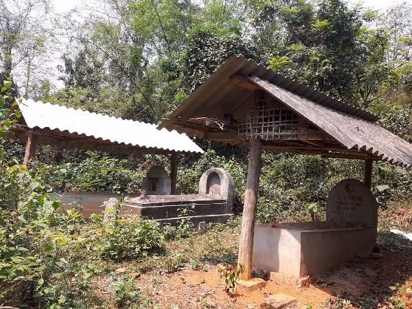 Những ngôi “nhà ma”.