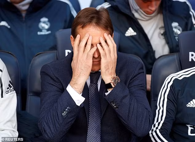 HLV Julen Lopetegui hoàn toàn bất lực khi chứng kiến các học trò tan nát trước Barcelona.