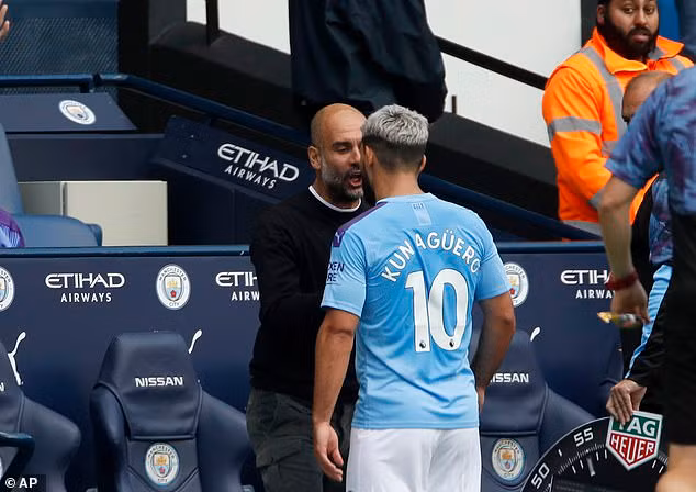 Một tình huống đáng chú ý khác trong trận đấu này khi máy quay trên sân bắt được cảnh Pep và Sergio Aguero có một cuộc "đấu khẩu nhỏ"....