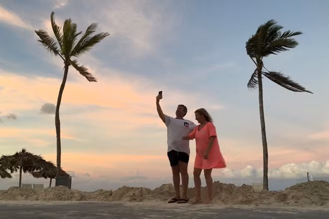 Một cặp đôi đang chụp ảnh trên bờ biển Bahamas ngay trước khi cơn bão lớn Matthew đổ bộ