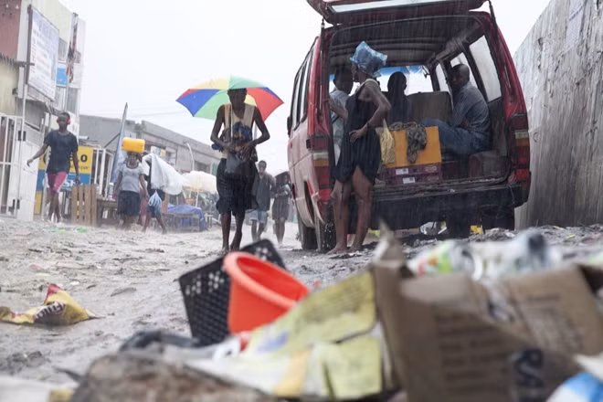 Mọi con phố tại Luanda, Angola trong mưa.