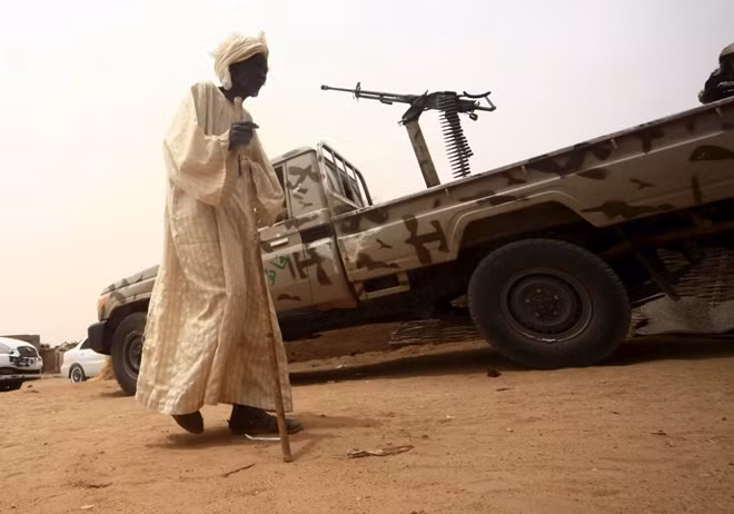 Một người đàn ông đi bỏ phiếu tại Sudan.