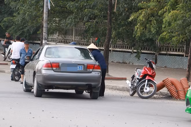 Chỉ cần một phương tiện đi chậm qua khu vực này lập tức được nhiều dân phe vây lấy chào mời.